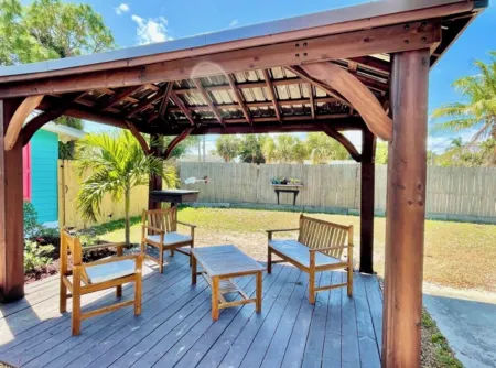 Adorable beach cottage 2/1, Sleeps 6, Pet Friendly, Minutes to Beach Отели рядом с достопримечательностью «сквер Уан»