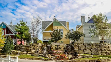 Charming 2-bdrm cottage in Branson at Stormy Point Village
