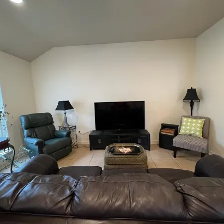 A Duplex "Emerald" nearby Hospitals, TJC, Nurses, Work Crews