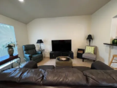 A Duplex "Emerald" nearby Hospitals, TJC, Nurses, Work Crews