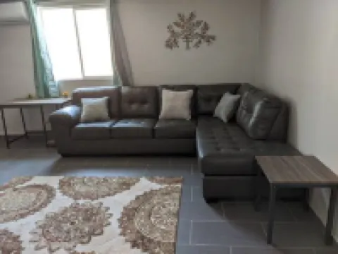 Entire Guesthome With own Bath/kitchen/2 Bdrm