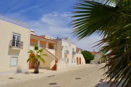 Red House Отели рядом с достопримечательностью «Praia D'El Rey Golf Course»