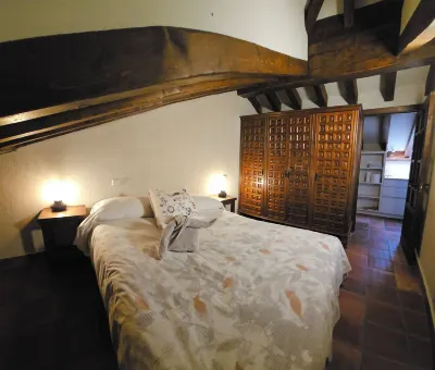 Coquettish and spacious attic, with more than 70 meters, very luminous. Plaza Mayor 주변 호텔