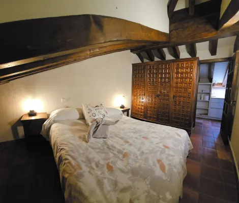 Coquettish and spacious attic, with more than 70 meters, very luminous. Hotels in Pedraza