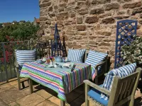 21 Shoregate - stylish cottage with sea views and secluded garden, pet-friendly Hotels in Crail