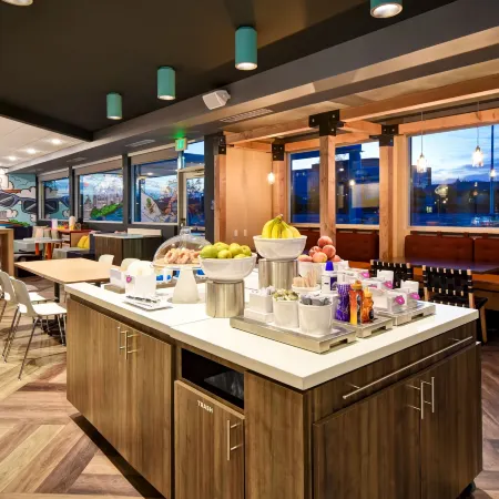 Tru by Hilton Salt Lake City Airport Отели рядом с Аэропорт Солт-Лейк-Сити