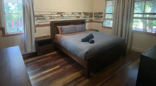 Beautiful old house by the river with balcony, massive yard, minutes to CBD Hotels in Lismore