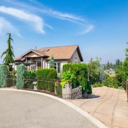 Serene Lake & Mountain View Retreat in Kettle Valley"