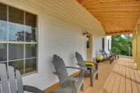 Timeless Hillsville Farmhouse Blue Ridge Parkway! - parking