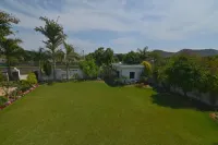 Cozy Farmstay with Swimming Pool. Pet Friendly