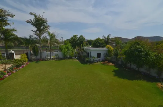 Cozy Farmstay with Swimming Pool. Pet Friendly