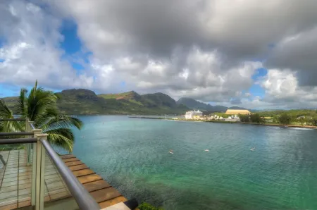 PRIVATE Ocean Front Cottage Over Looking  Beautiful Kalapaki Bay Отели рядом с достопримечательностью «Walmart»