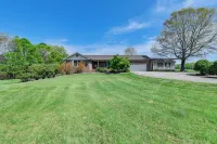 Spacious Mount Pleasant Home w/ Grill & Yard! - Homestays