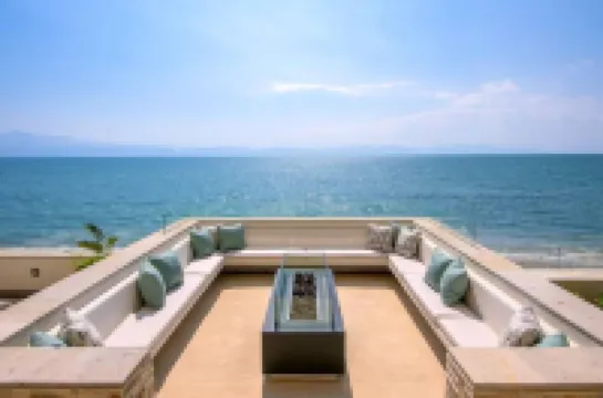 New beachfront condo with pool and ocean views in welcoming Bucerías