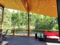 Brand new charming 3-bedroom house in marvelous Ronald with WiFi, AC, hot tub.