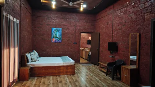 Charming villa with in-house Chef and Swimming Pool in picturesque Mahabaleshwar