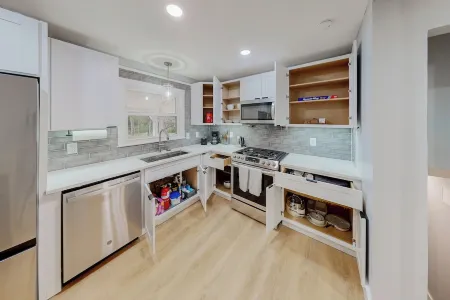 Cozy Split Level Pet Friendly Monthly Rental Home