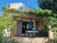 Very comfortable house close to the historic center of Avignon and Villeneuve! Hotels in Les Angles