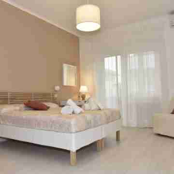 Minutes from downtown with the subway only 20 m from the house. Rooms