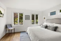 Stunning Lake View Charmer. Just a short walk from the heart of the Village! Hotels in Skaneateles