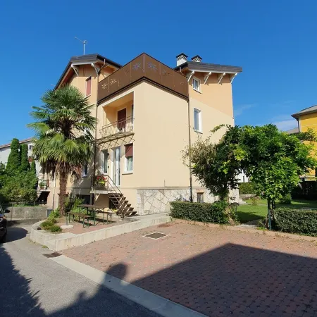 Locazione Glicine with 3 rooms for 4 guests with private parking and garden.