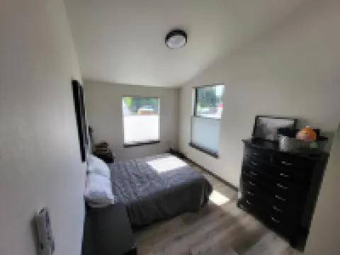 Modern Charming 3-Bedroom House in Marvelous Ronald with WiFi, AC, Ping Pong. Hotels in Ronald