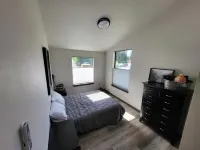 Brand new charming 3-bedroom house in marvelous Ronald with WiFi, AC, hot tub.