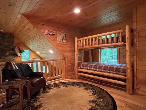 Rustic Log Home, 2 Bedroom with loft, Quiet and Secluded.