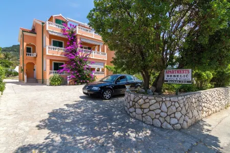 Apartment mit Meerblick Отели в г. Rab