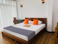 Spacious apartment with 13 bedrooms with bathrooms.Fiber wifi also have Hotel a Kamburugamuwa