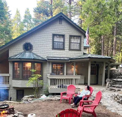 Charming 4-bedroom cabin a few minutes from Pinecrest Lake in fabulous Long Barn Hotels near Dodge Ridge