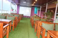 Romantic Lake View Hotel With Balcony, Bath Tub and own Restaurant