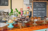 Remodeled Lofted Apartment over Ooey Gooey Café