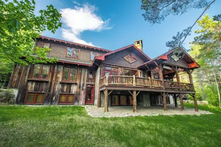 Cozy & Luxurious Adirondack Home to create many Lake Placid memories!