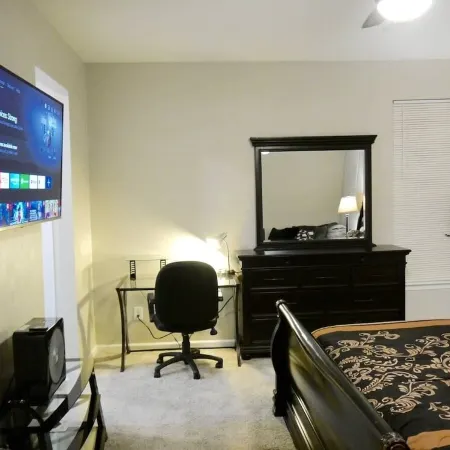 GORGEOUS 1 BEDROOM WITH FREE WIFI & STREET PARKING