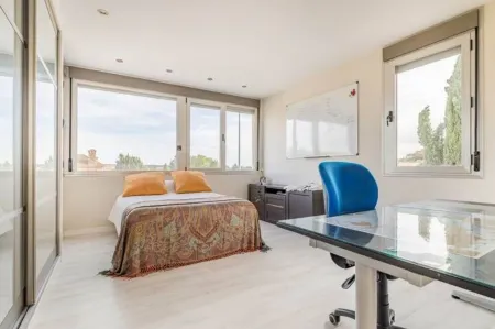 Villa Oasis in Madrid for 6, private pool and barbecue 20min from the capital city