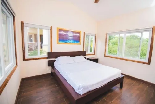 Steps from the Boom Oceanview فنادق في Aposentillo