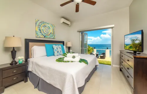 Spacious 5-bedroom villa w/ Private Beach Access 1 minute away in, St. Ann