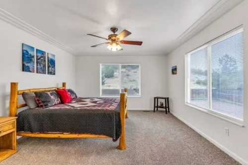 The Gathering Place: Quiet neighborhood, 5+ Bed/3 Bath home accommodates 12.