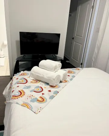 Private Room and Bath Отели рядом с достопримечательностью «McMaster University Centre for Continuing Education»