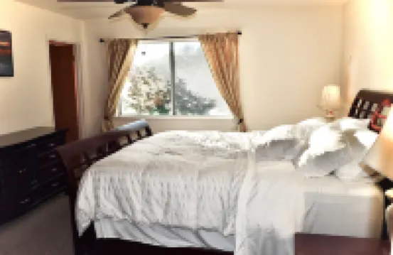 3-bedroom house, beautiful sunset, in Yokuts Valley with WiFi, AC. Pet-Friendly Hotels in Squaw Valley