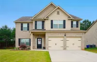 Lovely 4-bedroom, 3 Bath Oasis Near Grocery stores & Restaurants.