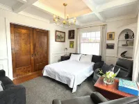 Beautiful 4 bedroom! Hot Tub, Fabulous Downtown Newberg Location! Hotels in Newberg
