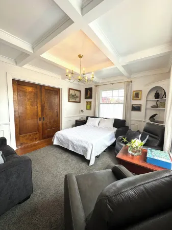 Beautiful 4 bedroom! Hot Tub, Fabulous Downtown Newberg Location!