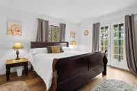 Top-Rated Treehouse Retreat with Hot Tub & Mountain Views, Pet Friendly