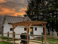 Cozy Cabin with Modern Amenities. Pet Friendly! Hot Tub! Ξενοδοχεία στην πόλη Kingfield