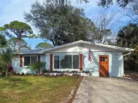 Cozy 2-bedroom house in enjoyable New Smyrna/ Edgewater with AC, WiFi Hotels in Edgewater