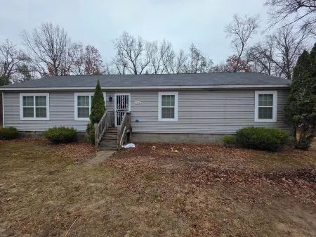 3-bedroom house in tranquil Baldwin with AC, WiFi. Enjoy a peaceful getaway.