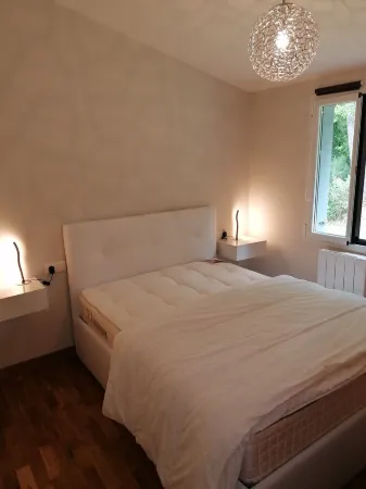 Wooden house, 15 min from seaside, ideal for family, swimming pool, playground, secure park.