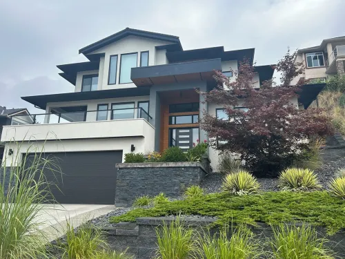 Kelowna winter getaway on Knox Mountain minutes from downtown.